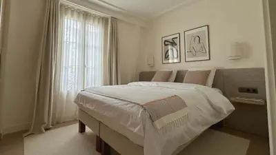 Un ou plusieurs lits dans un hébergement de l'établissement Champs Elysees Luxury Flat