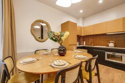 Cuisine ou kitchenette dans l'établissement BEAUFITUL APMT - AC -2BR-6P- NOTRE DAME