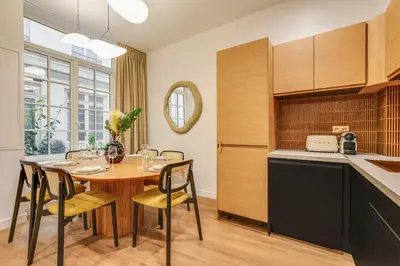 Cuisine ou kitchenette dans l'établissement BEAUFITUL APMT - AC -2BR-6P- NOTRE DAME
