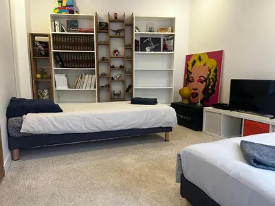 Télévision ou salle de divertissement dans l'établissement Maison avec terrasse
