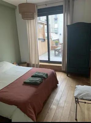 Un ou plusieurs lits dans un hébergement de l'établissement Maison avec terrasse