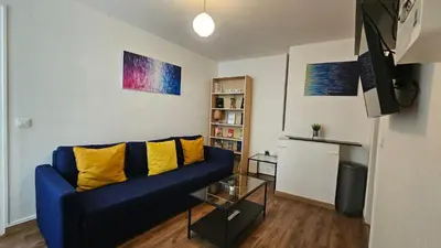 Télévision ou salle de divertissement dans l'établissement Bel Appartement en Plein Coeur de paris Quartier EMILY IN PARIS !