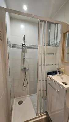 Salle de bains dans l'établissement Bel Appartement en Plein Coeur de paris Quartier EMILY IN PARIS !