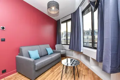 Coin salon dans l'établissement Bright apartment - 1BR 4P - Opéra Garnier