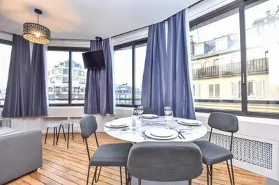 Coin salon dans l'établissement Bright apartment - 1BR 4P - Opéra Garnier
