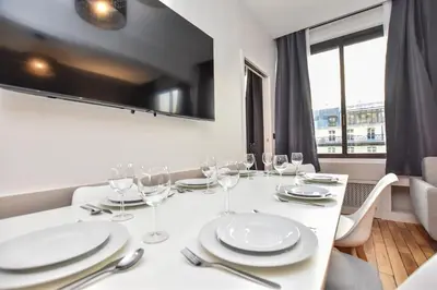 Télévision ou salle de divertissement dans l'établissement Authentic apartment - 2BR 8P - Palais Garnier