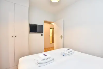 Un ou plusieurs lits dans un hébergement de l'établissement Authentic apartment - 2BR 8P - Palais Garnier