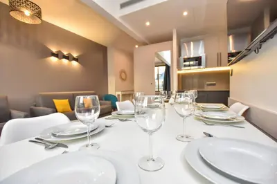 Cuisine ou kitchenette dans l'établissement Authentic apartment - 2BR 8P - Palais Garnier