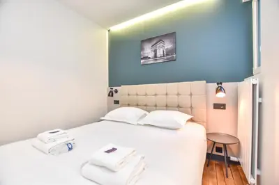 Un ou plusieurs lits dans un hébergement de l'établissement Authentic apartment - 2BR 8P - Palais Garnier