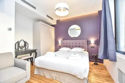 Un ou plusieurs lits dans un hébergement de l'établissement Authentic apartment - 2BR 8P - Palais Garnier