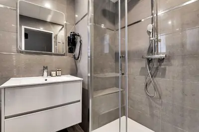 Salle de bains dans l'établissement Modern apartment near Palais Garnier