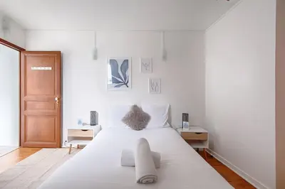 Un ou plusieurs lits dans un hébergement de l'établissement 24 Madrid - Appartement Saint-Lazare 6P