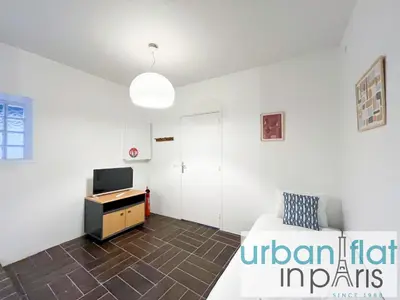 Télévision ou salle de divertissement dans l'établissement UrbanFlat 195 - Cosy Triplex in center of Paris