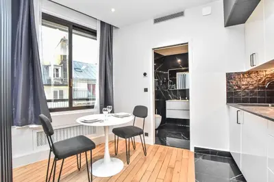 Cuisine ou kitchenette dans l'établissement Chic studio w jacuzzi - 2P - near Palais Garnier