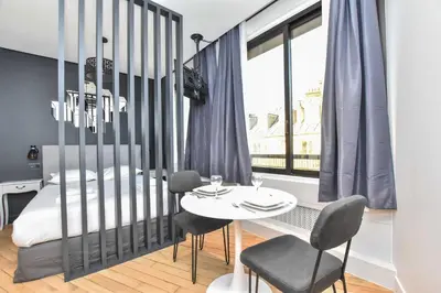 Un ou plusieurs lits dans un hébergement de l'établissement Chic studio w jacuzzi - 2P - near Palais Garnier