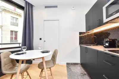 Cuisine ou kitchenette dans l'établissement Magnificent studio - 2P - near Opéra Garnier