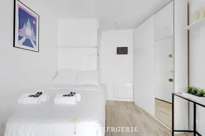 Un ou plusieurs lits dans un hébergement de l'établissement Elegant studio Quartier Montmartre
