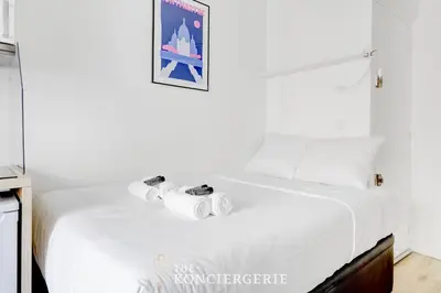 Un ou plusieurs lits dans un hébergement de l'établissement Elegant studio Quartier Montmartre