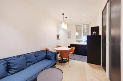 Coin salon dans l'établissement Central Apartement 6p L004