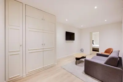 Télévision ou salle de divertissement dans l'établissement Central Apartement 6p L004