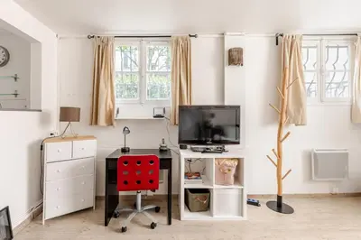 Télévision ou salle de divertissement dans l'établissement Coquette Maisonnette Place Denfert-Rochereau