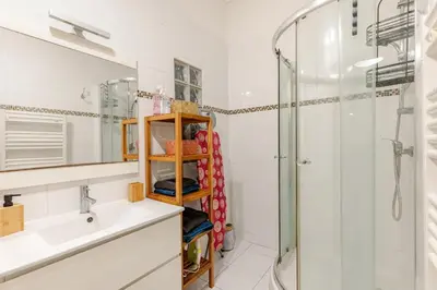 Salle de bains dans l'établissement Coquette Maisonnette Place Denfert-Rochereau