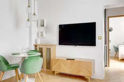 Télévision ou salle de divertissement dans l'établissement Cosy Aariana Apartment near Eiffel Tower