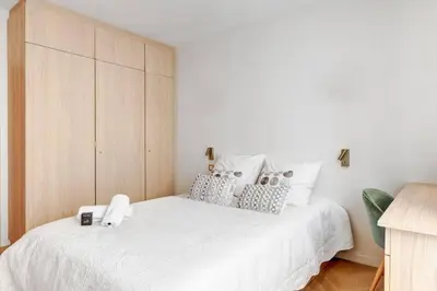 Un ou plusieurs lits dans un hébergement de l'établissement Cosy Aariana Apartment near Eiffel Tower