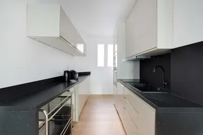 Cuisine ou kitchenette dans l'établissement Superb apt a c – 2BR 6P – St Germain-des-Prés