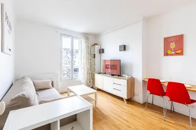 Télévision ou salle de divertissement dans l'établissement GuestReady - Cosy flat near Arc de Triomphe