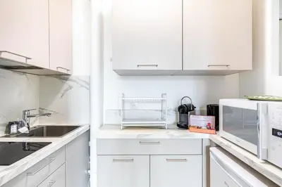 Cuisine ou kitchenette dans l'établissement GuestReady - Cosy flat near Arc de Triomphe