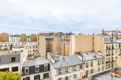 Vue générale sur Paris ou vue de la ville depuis l'appartement