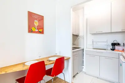 Cuisine ou kitchenette dans l'établissement GuestReady - Cosy flat near Arc de Triomphe