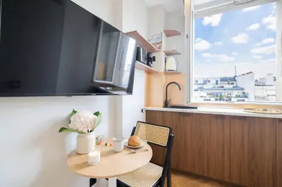 Télévision ou salle de divertissement dans l'établissement Studio chic Paris 16 Auteuil