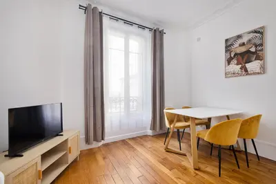 Télévision ou salle de divertissement dans l'établissement 3P Cosy proche Paris La Défense Fondation LV