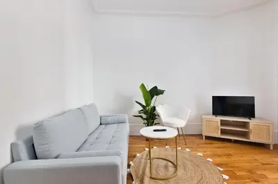 Télévision ou salle de divertissement dans l'établissement 3P Cosy proche Paris La Défense Fondation LV