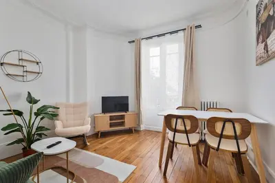 Télévision ou salle de divertissement dans l'établissement 3P Cocooning prés Paris La Défense Champs Élysées