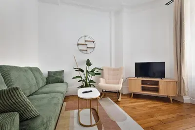 Télévision ou salle de divertissement dans l'établissement 3P Cocooning prés Paris La Défense Champs Élysées