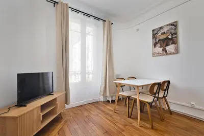 Télévision ou salle de divertissement dans l'établissement 3P Cocooning prés Paris La Défense Champs Élysées
