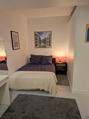 Un ou plusieurs lits dans un hébergement de l'établissement Private Guest Room and Bath Steps from Notre Dame