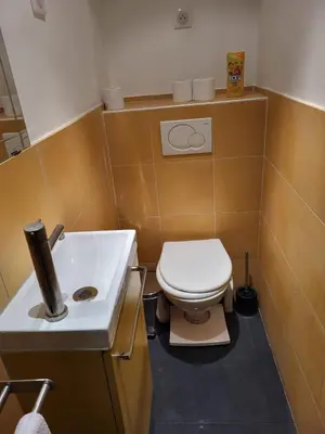 Salle de bains dans l'établissement Private Guest Room and Bath Steps from Notre Dame