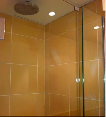 Salle de bains dans l'établissement Private Guest Room and Bath Steps from Notre Dame