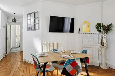 Télévision ou salle de divertissement dans l'établissement Charming Paris Apt, Metro 4 & RER B, 6 guests, CDG Access, 1-2 Rooms