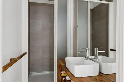 Salle de bains dans l'établissement Charming Paris Apt, Metro 4 & RER B, 6 guests, CDG Access, 1-2 Rooms