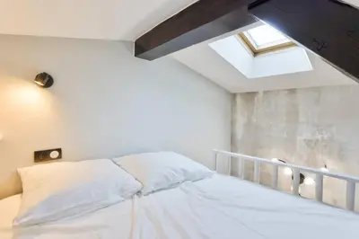 Un ou plusieurs lits dans un hébergement de l'établissement Elegant studio en mezzanine - Parc Monceau