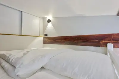 Un ou plusieurs lits dans un hébergement de l'établissement Grand Studio Elegant Parc Monceau