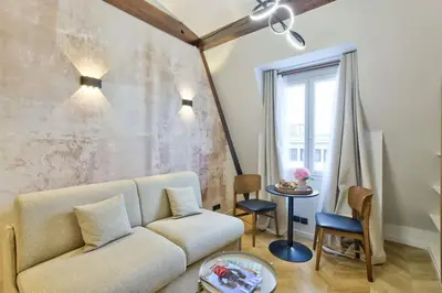 Coin salon dans l'établissement Grand Studio Elegant Parc Monceau