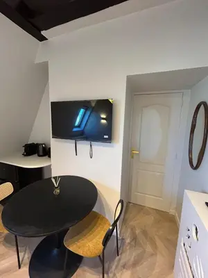 Télévision ou salle de divertissement dans l'établissement Studio de Luxe Parc Monceau