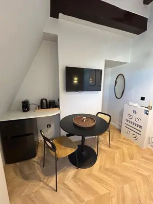 Télévision ou salle de divertissement dans l'établissement Studio de Luxe Parc Monceau