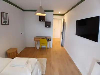 Télévision ou salle de divertissement dans l'établissement Grand 5 Chambres Paris La Defense